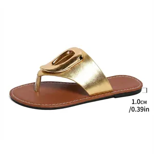 Detaillierte Nahaufnahme goldener Damen-Zehensandalen mit flachem 1,0 cm Absatz.