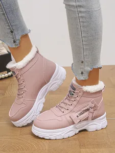 Schicke rosa Damen-Winterstiefel mit warmem Kunstfellfutter und Schnürverschluss.