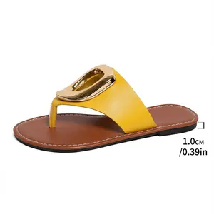 Detailansicht der 1,0 cm flachen Sohlendicke dieser gelben Flip-Flop-Sandale
