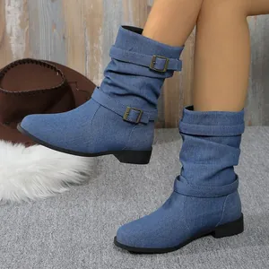 Detailansicht blauer Denim-Slouch-Stiefel mit Schnallen im modischen Western-Stil