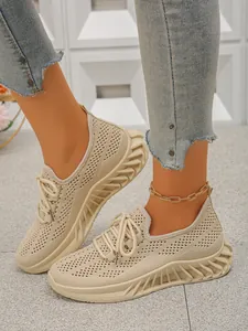 Gros plan de baskets beiges en mesh respirant avec texture de semelle ondulée