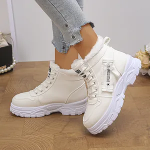 Détail de bottines Martin blanches montantes avec doublure chaude en fausse fourrure.