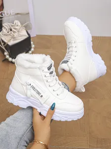 Nahaufnahme weißer Martin Boots mit warmem Kunstfellfutter und dicker Plateausohle