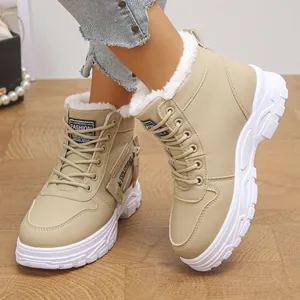 Vue détaillée de bottines à lacets kaki avec une doublure chaude en fausse fourrure