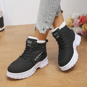 Bottines Martin noires élégantes avec doublure en polaire blanche et semelle plateforme