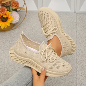 Gros plan détaillé de baskets de sport en maille beige respirante à semelles épaisses