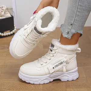 Vue détaillée de bottines Martin blanches à doublure en fourrure et bride latérale.