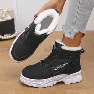 Détail des bottines hautes pour femmes avec doublure en polaire blanche épaisse et lacets