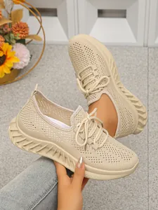 Vue détaillée des chaussures de sport en maille beige respirante avec semelle épaisse