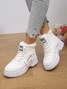 Detailansicht der weißen, pelzgefütterten High-Top Martin Boots mit Schnürung