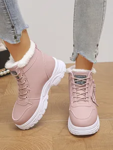 Detailansicht der rosa hohen Winterstiefel mit weichem Kunstfellfutter und dicken Sohlen