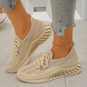 Vue détaillée de chaussures de course en maille respirante beige à semelles épaisses