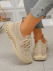 Vue détaillée de baskets de course en mesh beige respirant avec semelles ondulées
