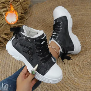 Detailansicht schwarzer High-Top-Sneaker mit dicker weißer Sohle und warmem Futter