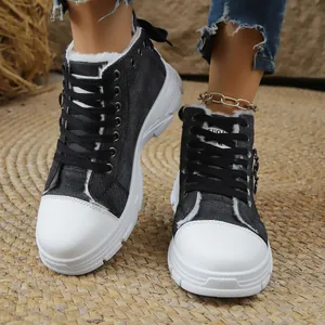Detailansicht der Damen-Denim-High-Top-Sneaker mit Fleecefutter und dicker weißer Sohle