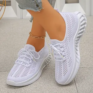 Gros plan de baskets de sport blanches en maille respirante avec chevillère