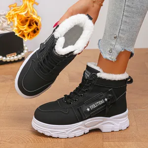 Bottes d'hiver noires à lacets pour femmes avec doublure en fausse fourrure et semelle épaisse.