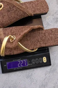Detailansicht, die das leichte Gewicht von 227g dieser braunen Damen-Flachsandalen zeigt