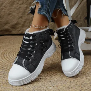 Detail von schwarzen Canvas-High-Top-Boots mit Plüschfutter und dicken weißen Sohlen.
