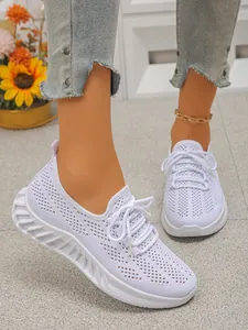 Gros plan détaillé de baskets de sport blanches en maille respirante et semelles légères pour femmes