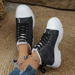 Modische schwarze High-Top Canvas-Sneaker mit warmem Kunstfellfutter und dicker Plateausohle