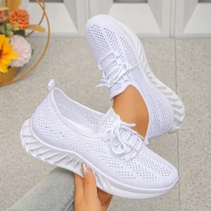 Vue détaillée de chaussures de sport blanches légères et respirantes en maille tissée