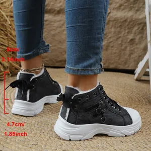 Detailansicht schwarzer Fleece-gefütterter Canvas-Sneaker mit Plateausohle und Herzanhänger.