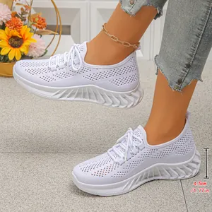 Gros plan de baskets blanches en maille respirante montrant le talon de 4,5 cm