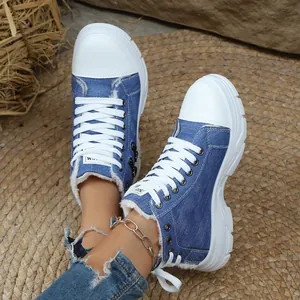 Detailansicht von Denim-High-Top-Sneakern mit dicken weißen Sohlen und warmem Futter.