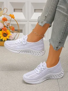 Vue détaillée de baskets en maille respirante blanche avec semelles épaisses