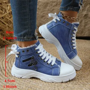 Detailansicht blauer High-Top-Plateau-Sneaker mit Herz-Reißverschluss und Fellfutter