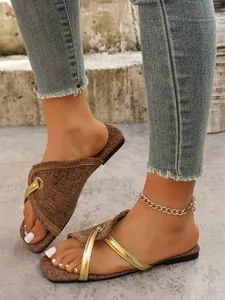 Damen Sandalen flach braun mit goldenen Riemen und Fransenverzierung in Nahaufnahme
