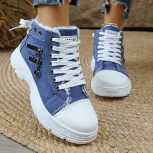 Detailansicht der Jeans-High-Top-Sneaker mit weißem Kunstfellfutter und Herzanhängern