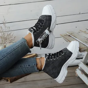 Detailansicht von schwarzen High-Top-Sneakern aus Canvas mit dicken weißen Sohlen und Fleecefutter