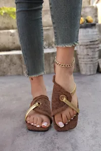 Detailansicht der braunen Stoff-Sandalen mit eleganten goldenen Riemchen für Damen