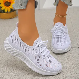 Vue détaillée de baskets de sport en maille blanche respirante avec semelle texturée