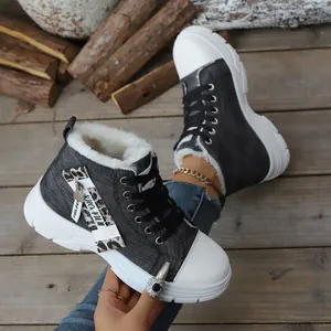 Detail von High-Top-Damen-Sneakern mit Kunstfellfutter und Leopardenakzenten