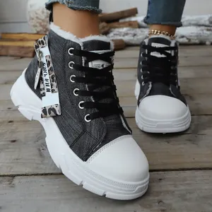 Detailansicht der High-Top-Canvas-Schuhe für Damen mit dicken Sohlen und Leopardenmuster