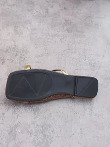 Detailansicht der rutschfesten Gummisohle einer Damen-Flachsandalette mit Größe.