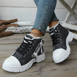 Detailansicht der Damen High-Top-Canvas-Sneaker mit Plateausohle und warmem Futter.
