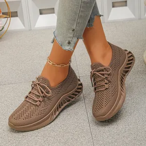Vue détaillée de baskets en maille marron respirantes avec semelles légères.