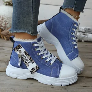 Detailansicht von Denim-High-Top-Sneakern mit Leopardenmuster und Fleece-Futter