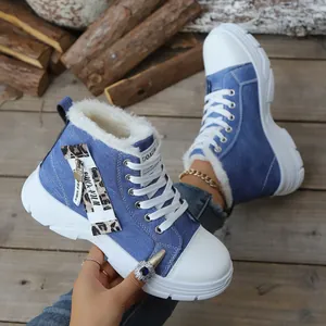 Detailaufnahme blauer Denim-High-Top-Sneaker mit weißem Fleecefutter und dicker Sohle.