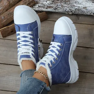 Detail von blauen Denim-High-Top-Sneakern mit weißem Kunstfellfutter und Plateausohle