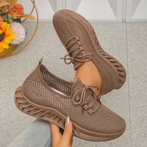 Vue détaillée de la tige en maille respirante marron et de la semelle des baskets femmes
