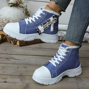 Stylische blaue Denim High-Top-Sneaker mit kuscheligem Kunstfellfutter und weißer Plateausohle