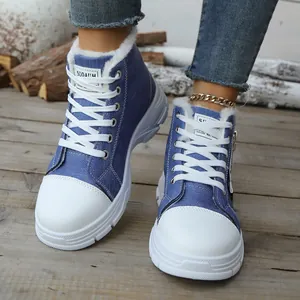 Detailansicht von blauen Denim-Sneakern mit weißem Kunstfellfutter und dicker Sohle.