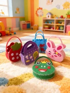 Vista detallada de bolsos de fieltro hechos a mano para niños con diseños de animales
