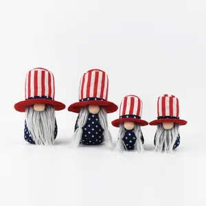 Vue détaillée de quatre gnomes patriotiques du jour de l'indépendance avec drapeau US