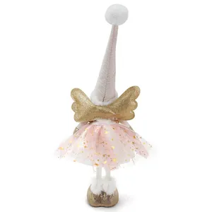 Detaillierte Rückansicht einer Weihnachtsengelfigur mit goldenen Flügeln und Tutu
